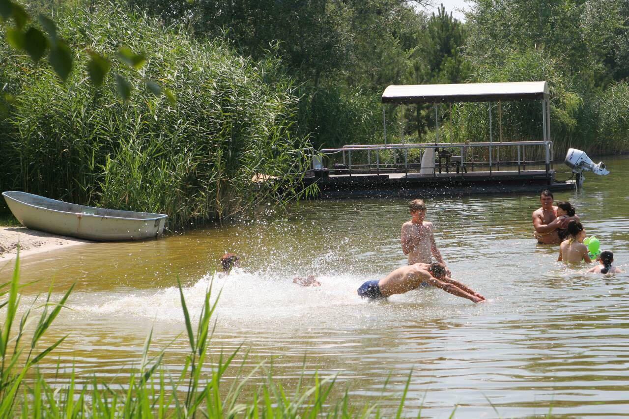 Vesyolaya Rochsha Hotel Kamjanske Buitenkant foto