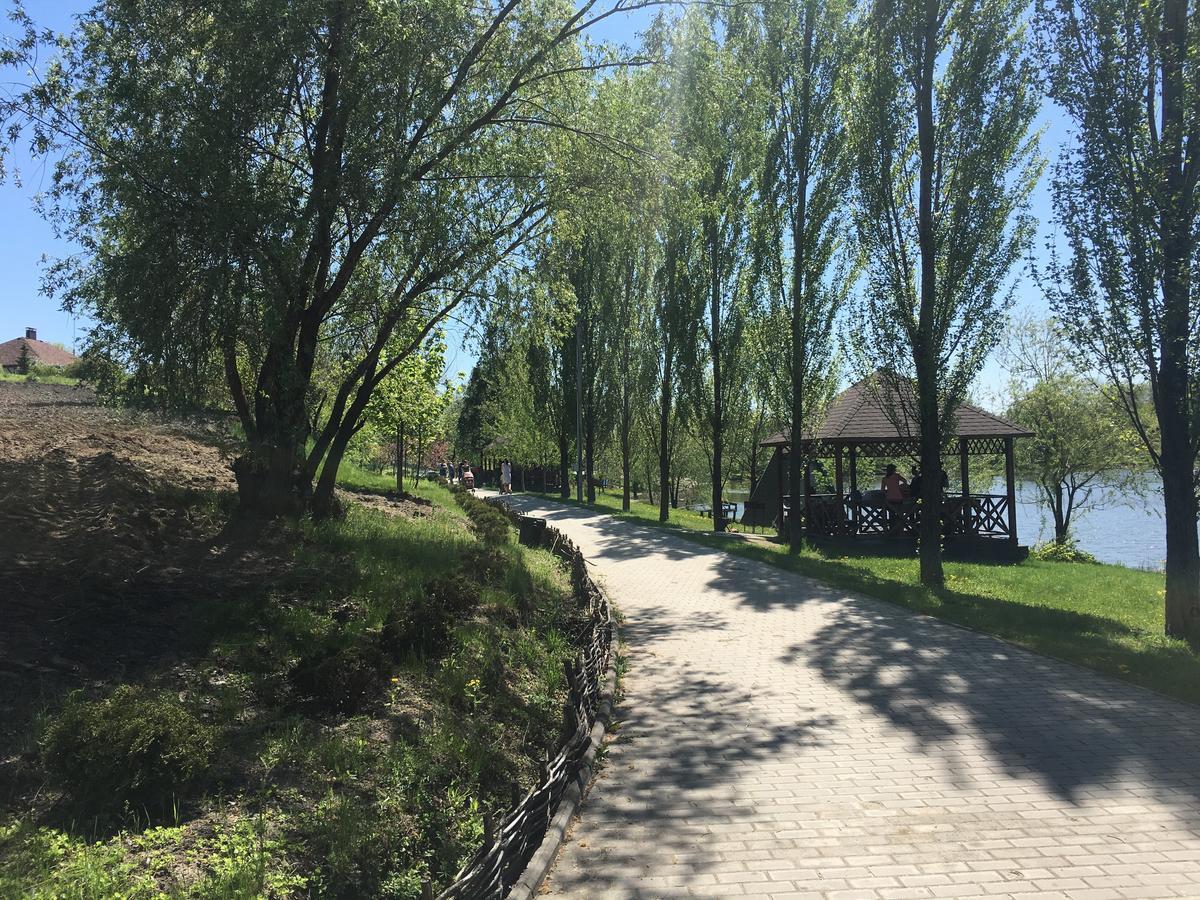 Vesyolaya Rochsha Hotel Kamjanske Buitenkant foto